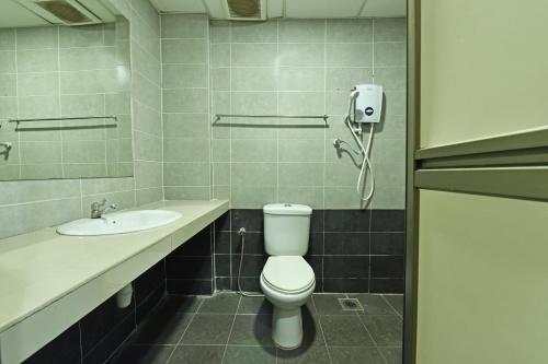 een badkamer met een toilet en een wastafel bij MRC Hotel Melaka Raya in Melaka