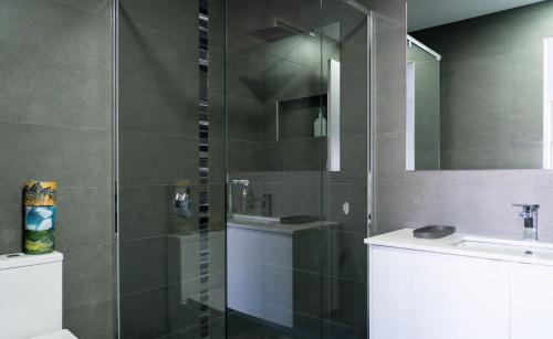 een badkamer met een douche, een toilet en een wastafel bij The Retreat Inverloch in Inverloch