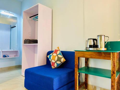 ハヴロック島にあるBhūmaの青い椅子、テーブル、コーヒーポット