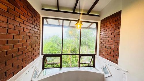 ディックウェラにあるMount House Hotel Apartmentのレンガの壁と窓のある部屋