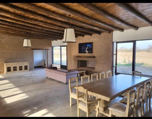 - une salle à manger avec une table, des chaises et un canapé dans l'établissement Casa Gande, à San Fernando del Valle de Catamarca