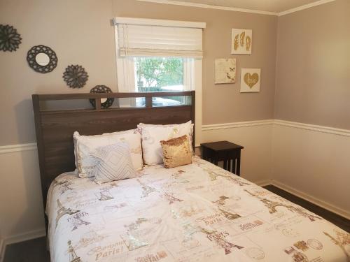 ein Schlafzimmer mit einem großen Bett mit Kissen in der Unterkunft Private Single Level Standalone House Large Lot - 3 Bedrooms in Charlotte