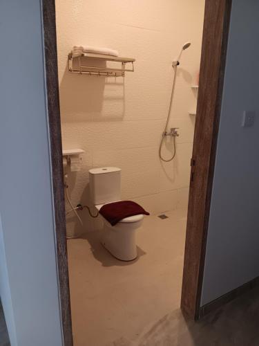 La salle de bains est pourvue d'une douche et de toilettes. dans l'établissement Manuh Guest House, à Nusa Dua
