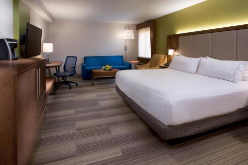 Letto o letti in una camera di Holiday Inn Express Nashville Airport by IHG