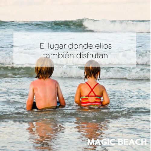 duas crianças sentadas no oceano olhando para as ondas em Magic Beach para 6 personas frente al mar em Tela