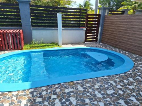 een zwembad in een tuin met een hek bij Magic Beach para 6 personas frente al mar in Tela
