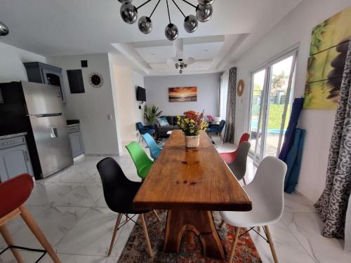 een keuken en een woonkamer met een houten tafel en stoelen bij Magic Beach para 6 personas frente al mar in Tela