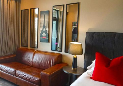 Ruang duduk di Menlyn Maine Residences - Paris king sized bed