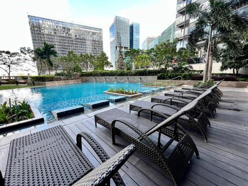 Hồ bơi trong/gần Hotel Vibe Condo at Uptown Parksuites BGC