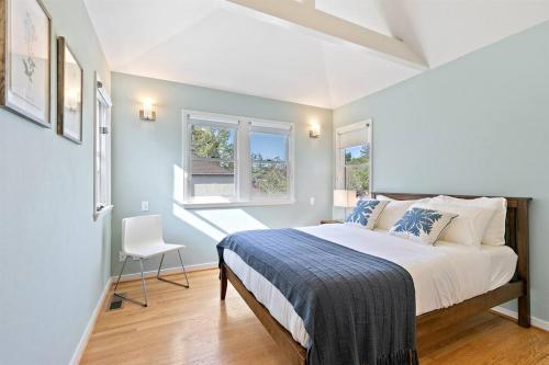 a bedroom with a bed and two windows at Casita Palo Alto - 2 Bed 2 Bath / Private Back Yard in Palo Alto