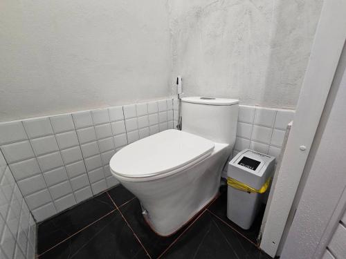 Bilik mandi di Kiko's Hostel