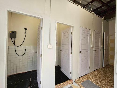 Bilik mandi di Kiko's Hostel