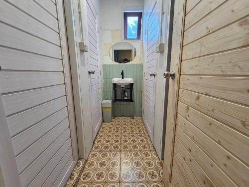 La petite salle de bains est pourvue de toilettes et d'un lavabo. dans l'établissement Hao Norn Hostel, à Thongsala