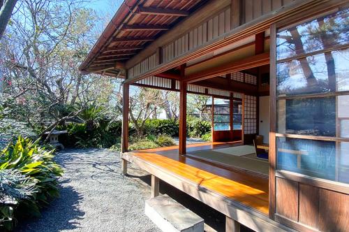 een houten huis met een groot raam aan de zijkant bij 葉山 - Nowhere but Hayama in Hayama