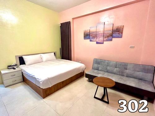 - une chambre avec un lit et un canapé dans l'établissement Anco Homestay, à Huxi
