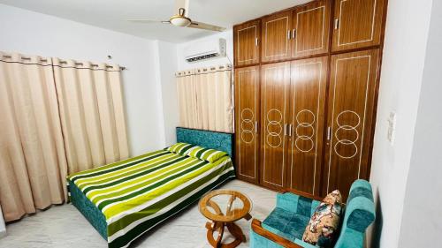 Tempat tidur dalam kamar di Entire Place- 4BHK Apartment Uttara Near by Airport - 2KM