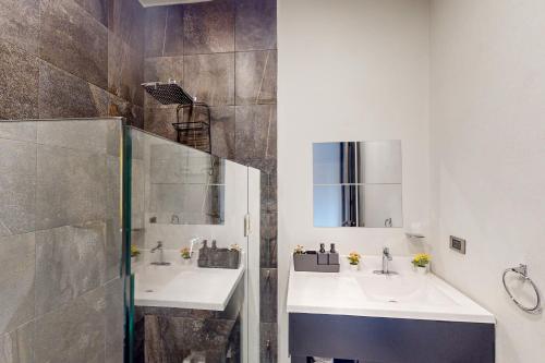 łazienka z 2 umywalkami i prysznicem w obiekcie Maralta D 102 w mieście Cabo San Lucas