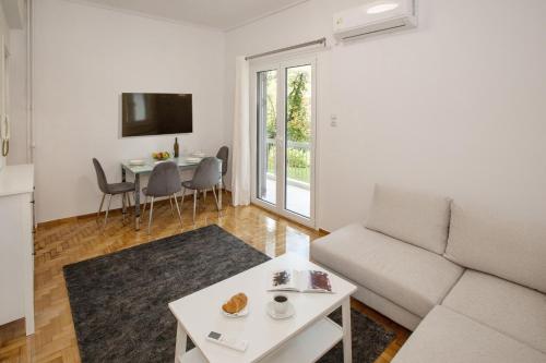 Newly Remodeled Dream Condominiun in Kifisia with Garden & Grass Lawn