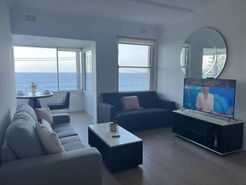 Zona d'estar a Ocean View 1 bedroom Private Apartment Near Maroubra Beach