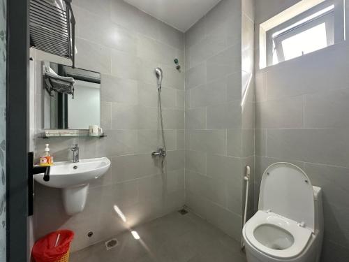 a bathroom with a toilet and a sink at OYO 1224 Motel Phuong Linh in Danang