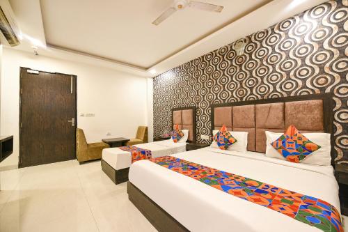 - une chambre d'hôtel avec 2 lits dans l'établissement FabHotel Belwood, à New Delhi