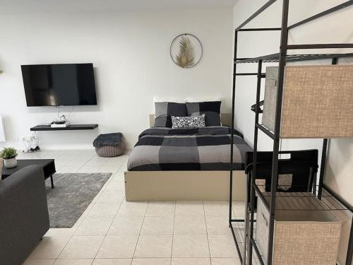 Appartement Cosy proche Paris tesisinde bir odada yatak veya yataklar