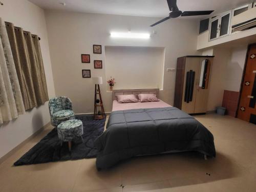 En eller flere senge i et værelse på OYO Konkan House