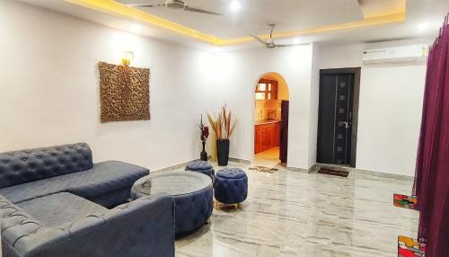 - un salon avec un canapé et une table dans l'établissement 360 degree mountain view penthouse, à Rishikesh