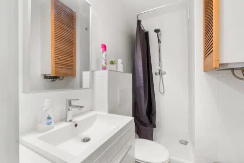 bagno bianco con lavandino e servizi igienici di Sunny Apartment 500m from the beach Oostend a Ostenda
