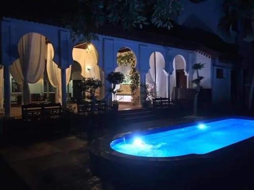 una piscina en un patio por la noche en CASA ANDALUSIA en Alor Setar