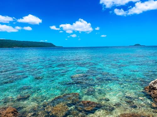 uitzicht op de oceaan vanaf de kust bij M Resort & Spa in Port Vila