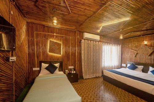 - une chambre avec 2 lits et un mur en bois dans l'établissement Venice View Hotel & Restaurant, à Udaipur