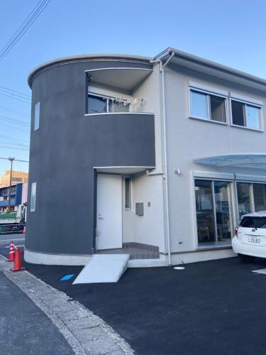 新宮市にある簡易宿所　ふくろくの建物の前に車が駐車されている