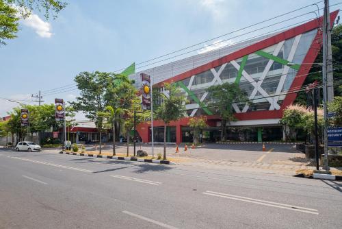 an empty street in front of a building at RedDoorz Premium @ Jalan Veteran Bojonegoro in Bojonegoro