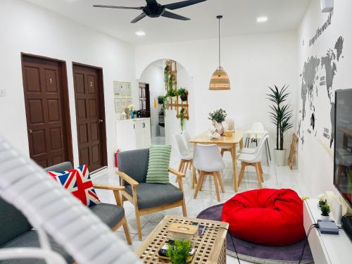 uma sala de estar com mesa e cadeiras em 6-10Pax BM 大山脚 Alma SingleStoreySemi-D Near AEON Mall Pool Netflix Wifi em Bukit Mertajam