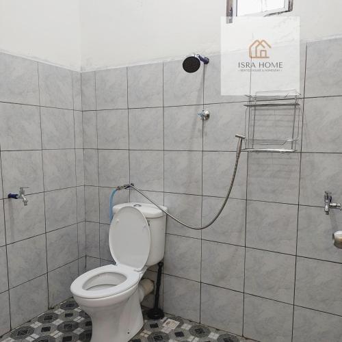 uma casa de banho com um WC e um chuveiro em ISRA HOME em Ranau