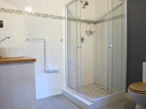 y baño con ducha de cristal y aseo. en Vennebos cottages en Knysna