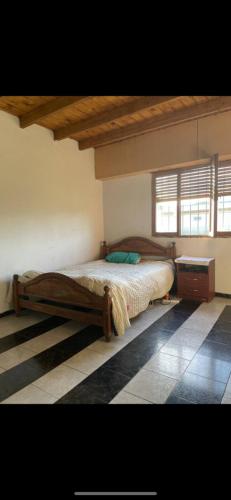 een slaapkamer met een groot bed en een bureau bij Casa completa en Playa Dorada in Playa Dorada