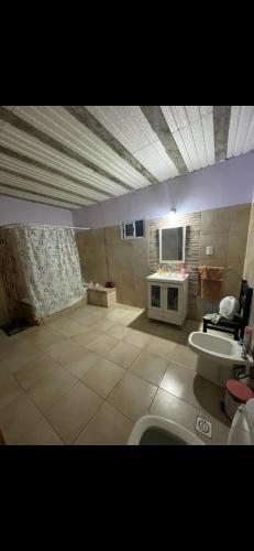 een grote badkamer met een toilet en een wastafel bij Casa completa en Playa Dorada in Playa Dorada