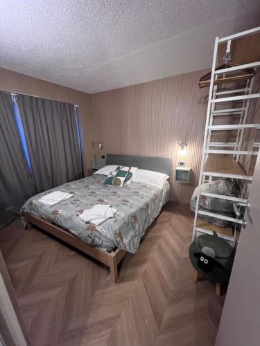 Un dormitorio con una cama y una estantería. en White Home Tonale, en Passo del Tonale
