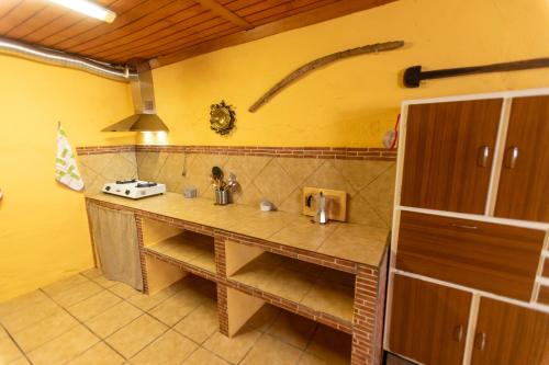 - une cuisine avec un comptoir et un évier dans l'établissement Vivienda Puente de Tramaya, à Cazorla