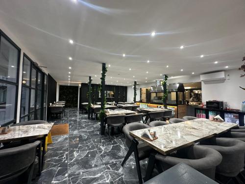 Posezení v ubytování Hôtel Gex