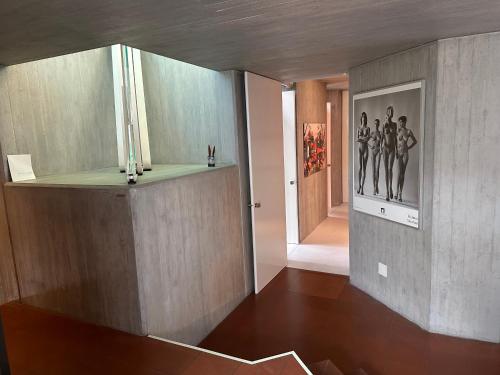 een kamer met een muur met een foto van worstelaars bij art Ascona Design Attico in Ascona