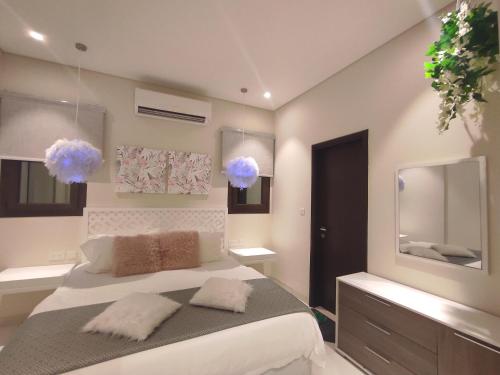 サラーラにあるSegal Salalah-Forest Island-Hawanaのベッドルーム(大型ベッド1台、テレビ付)