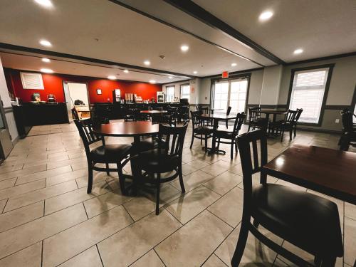 une salle à manger avec des tables et des chaises dans un restaurant dans l'établissement Quality Inn & Suites, à Hinton