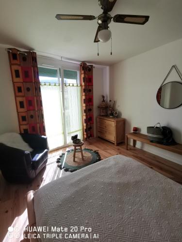 Postel nebo postele na pokoji v ubytování L'ÉTAPE BIEN ÊTRE,chambres et tables d'hôtes,épicerie Café, salon de massage