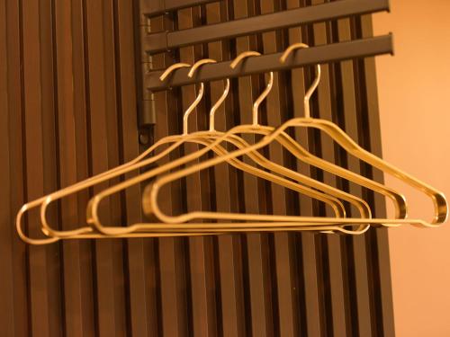 a yellow metal hanger on a wall at Annie 公寓-2602 in Kunming