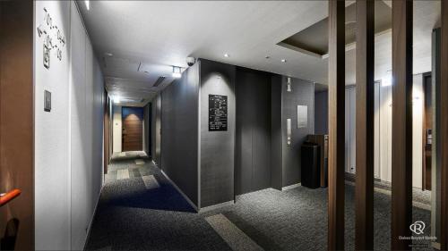 a hallway in a building with a hallway at Daiwa Roynet Hotel Shimbashi in Tokyo