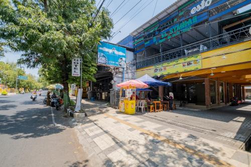 a street corner with a food stand with an umbrella at RedDoorz Syariah at Jalan Sunan Giri Tuban in Tuban