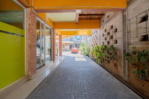 an empty alley way in a building with plants at RedDoorz Syariah at Jalan Sunan Giri Tuban in Tuban